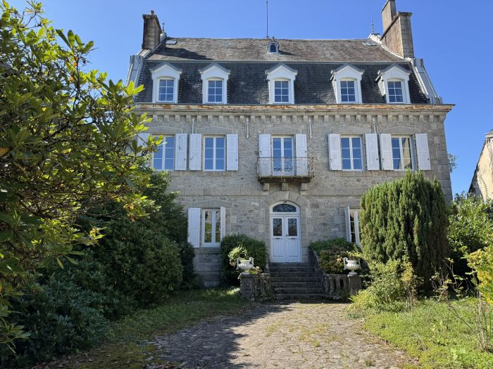 AU COEUR DU CENTRE HISTORIQUE D'EGLETONS : vente Propriete de caractere 13 - vignette 1