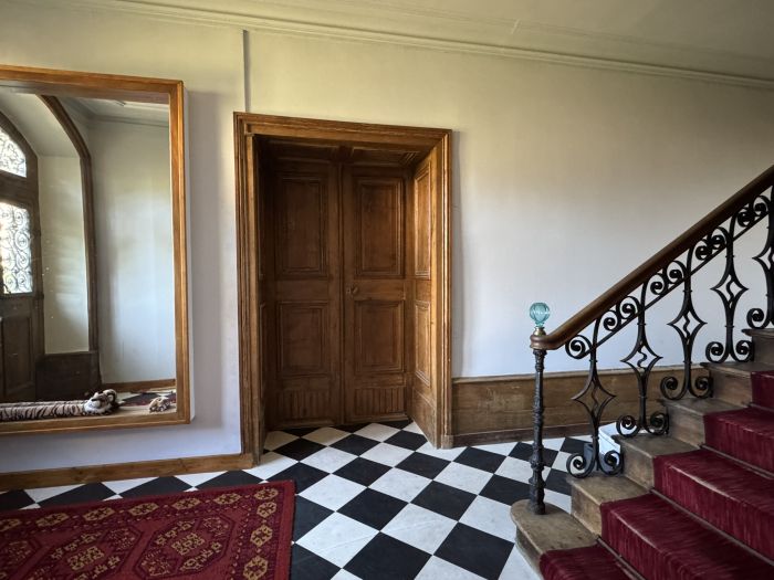 AU COEUR DU CENTRE HISTORIQUE D'EGLETONS : vente vente de 13 pi&egrave;ces - grande image 2