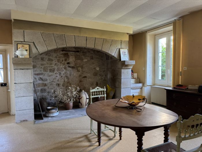 AU COEUR DU CENTRE HISTORIQUE D'EGLETONS : vente vente de 13 pi&egrave;ces - grande image 3