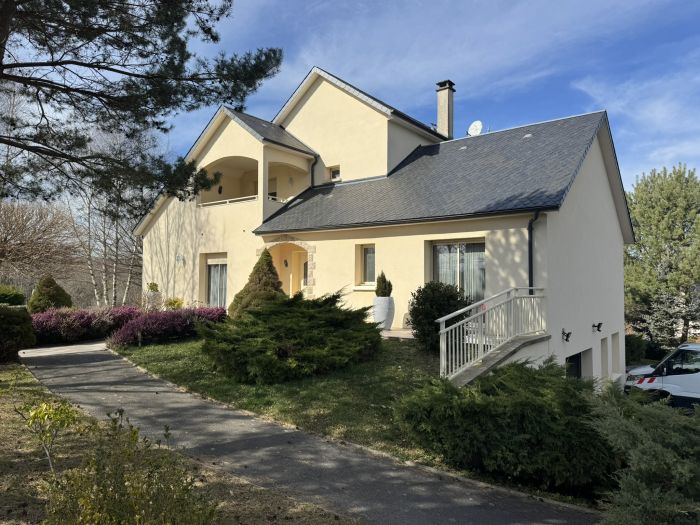 EGLETONS, EN RETRAIT DU CENTRE-VILLE : vente vente de 7 pi&egrave;ces - grande image 2