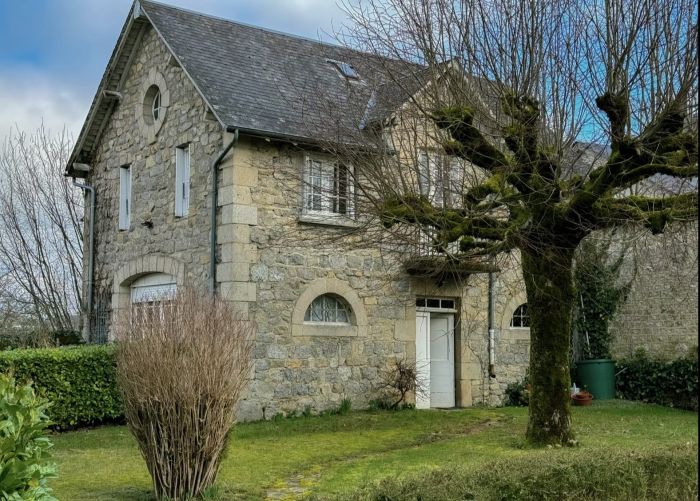 CENTRE-VILLE D'EGLETONS : vente vente de 9 pi&egrave;ces - grande image 5