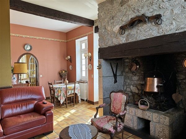 CENTRE-VILLE D'EGLETONS : vente vente de 9 pi&egrave;ces - grande image 6