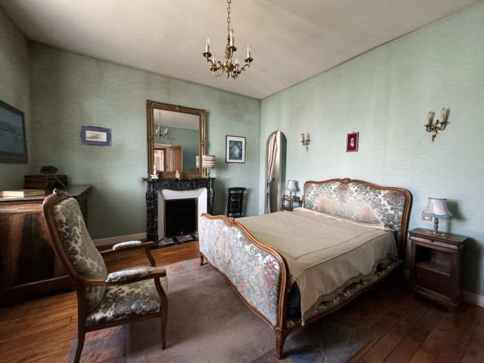 CENTRE-VILLE D'EGLETONS : vente vente de 9 pi&egrave;ces - grande image 9