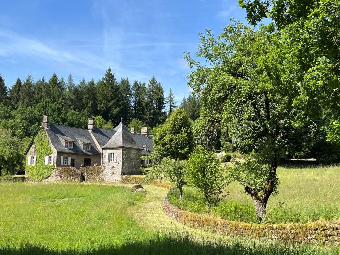 AVEC VUE PANORAMIQUE SUR L'ETANG ET A L'ABRI DES REGARDS : vente Propriete de caractere 0 - vignette 1