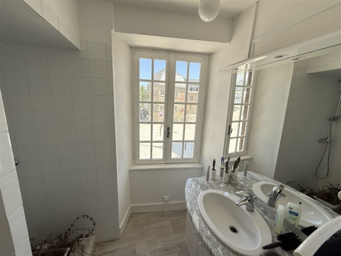 Centre Ville, Place de l'Eglise : vente vente de 4 pi&egrave;ces - grande image 6